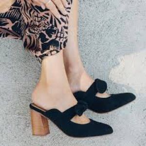 Size 9 - soludos- lani bow heels - black- best for 8 or 8.5 shoe size